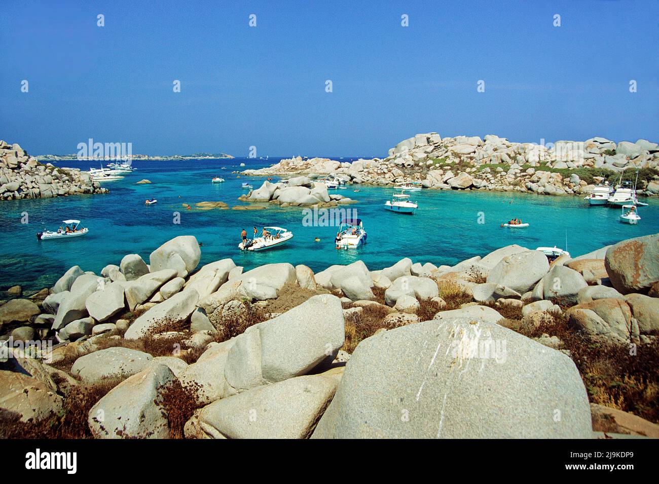 Bateaux à moteur dans un port naturel aux îles Lavezzi, groupe de petite île de granit entre la Corse et la Sardaigne, la Corse, la France, la Méditerranée, l'Europe Banque D'Images
