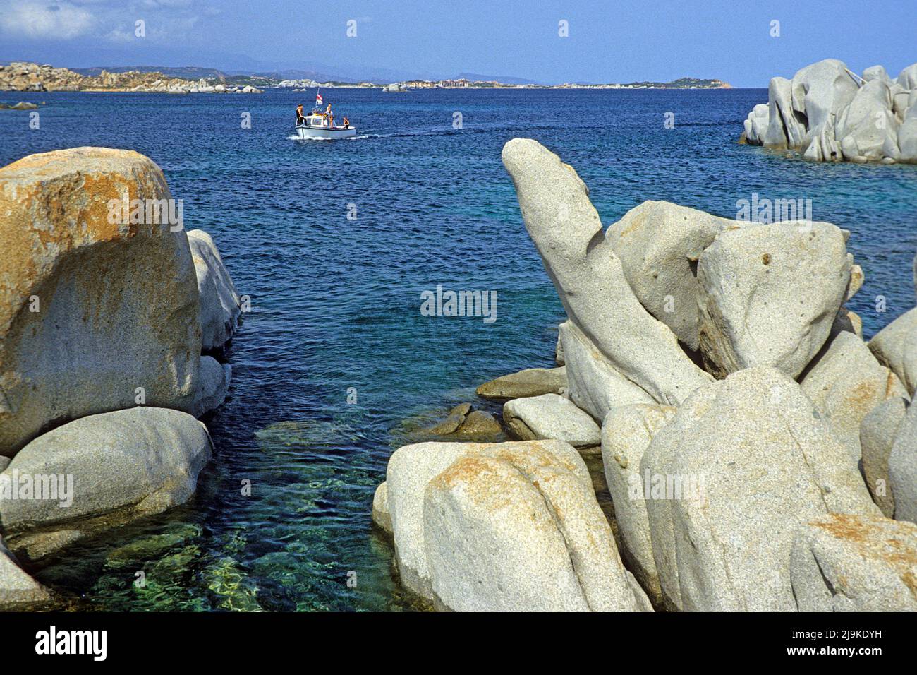 Bateau à moteur dans un port naturel aux îles Lavezzi, groupe de petite île de granit entre la Corse et la Sardaigne, la Corse, la France, la Méditerranée, l'Europe Banque D'Images