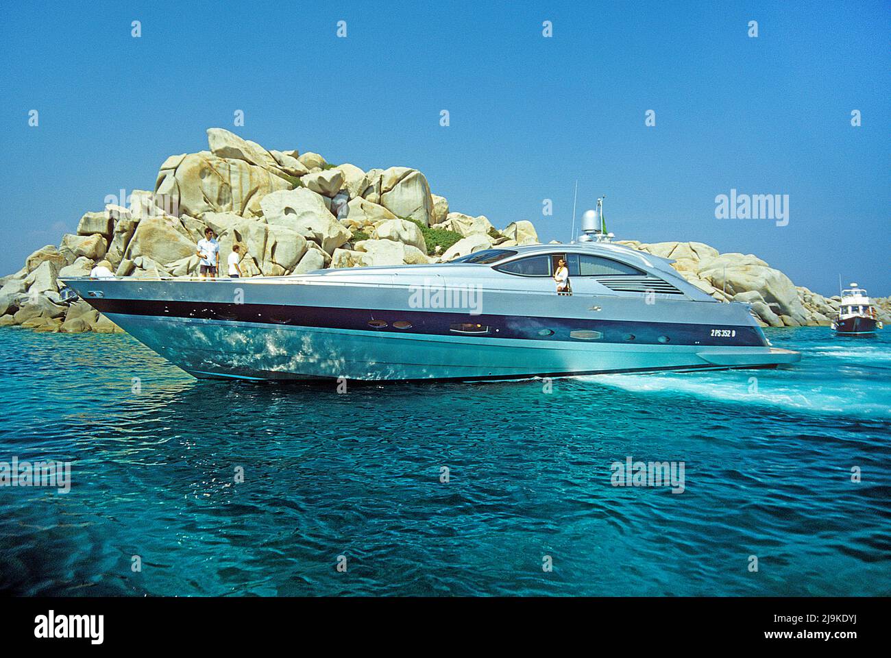 Yacht à moteur de luxe aux îles Lavezzi, groupe de petite île de granit entre la Corse et la Sardaigne, la Corse, la France, la Méditerranée, l'Europe Banque D'Images