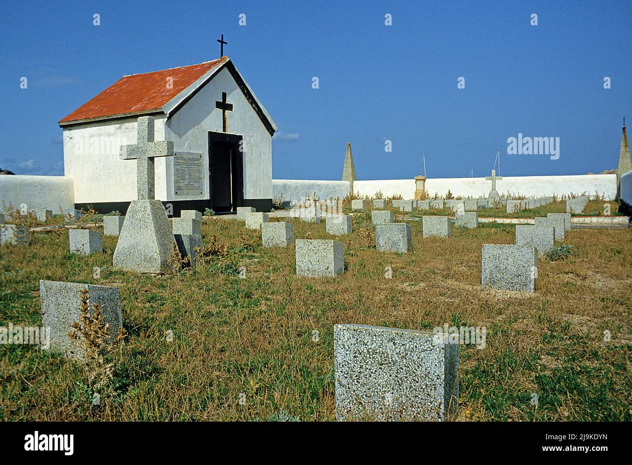 Cimetière en pierres de sépulture sur les îles Lavezzi, groupe de petite île de granit entre la Corse et la Sardaigne, la Corse, la France, la Méditerranée, l'Europe Banque D'Images