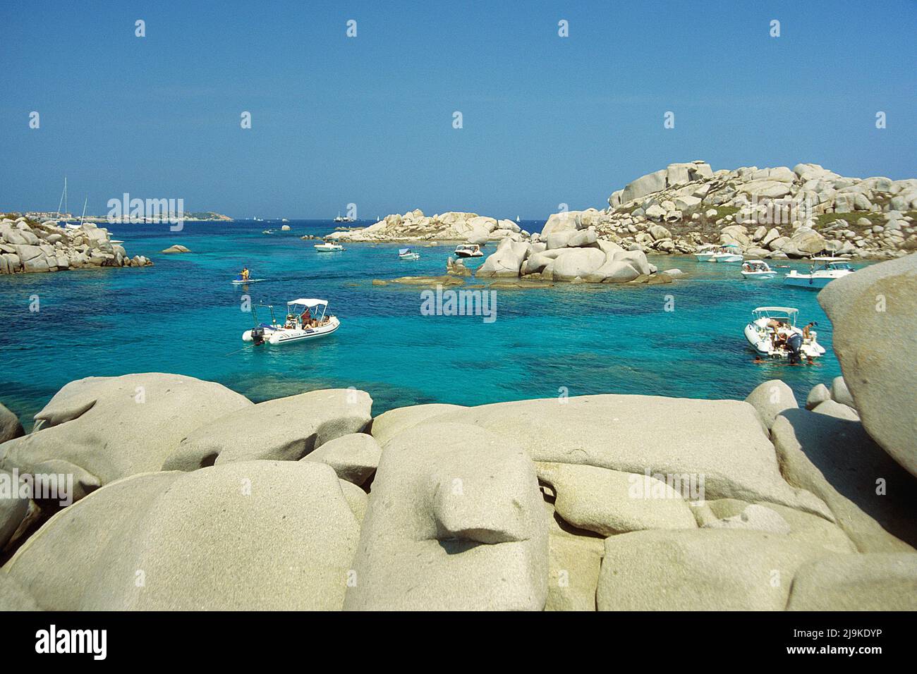 Bateaux à moteur dans un port naturel aux îles Lavezzi, groupe de petite île de granit entre la Corse et la Sardaigne, la Corse, la France, la Méditerranée, l'Europe Banque D'Images