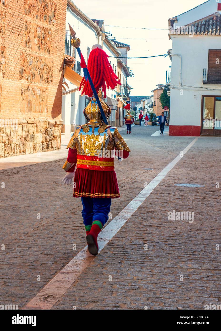 Un membre de la Compagnie romaine d'Almagro se rendant à travers la Plaza Mayor vers le défilé du dimanche de Pâques le dimanche des palmiers Banque D'Images