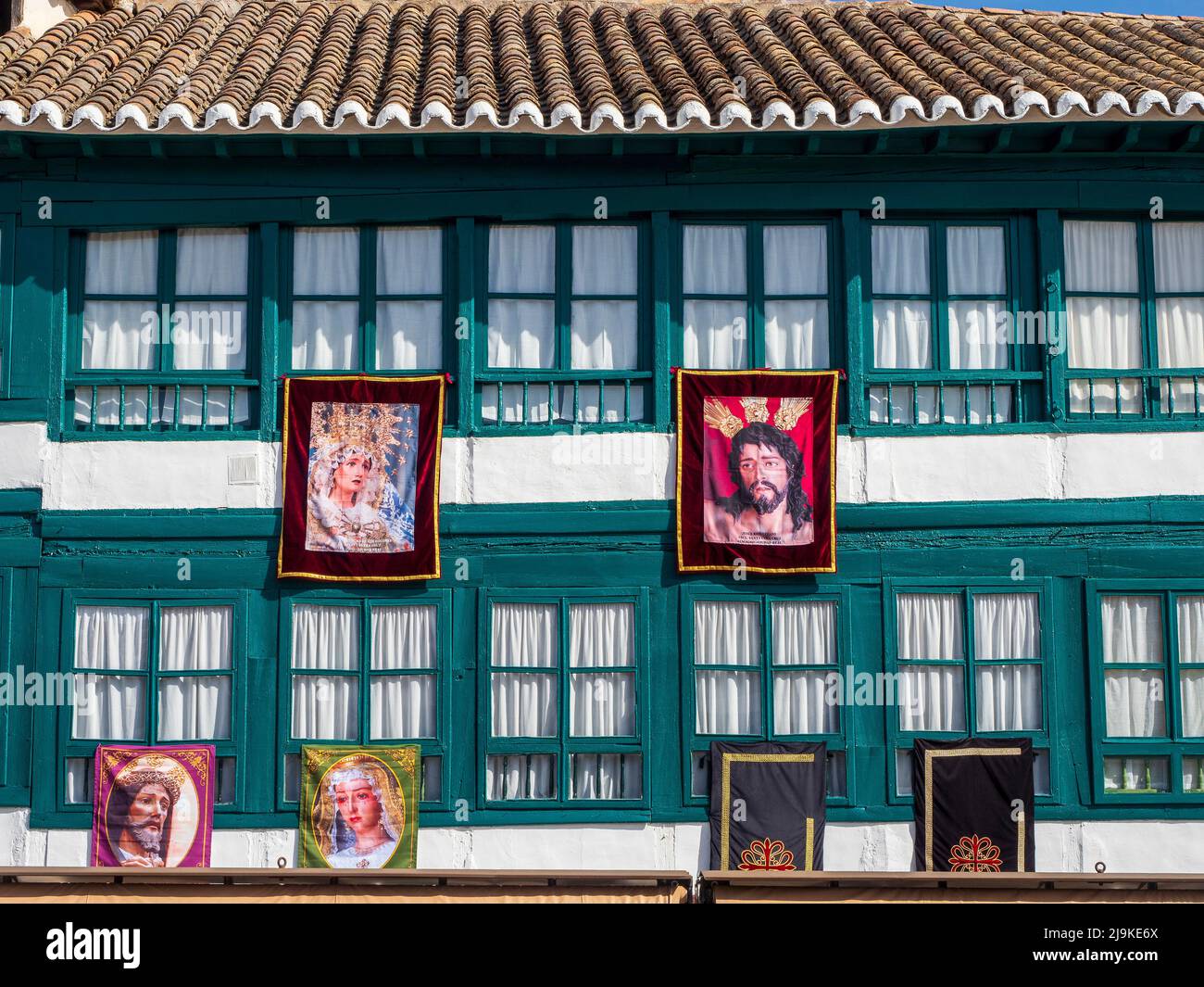 Façade d'architecture traditionnelle sur la Plaza Mayor d'Almagro pendant la semaine de Pâques Banque D'Images