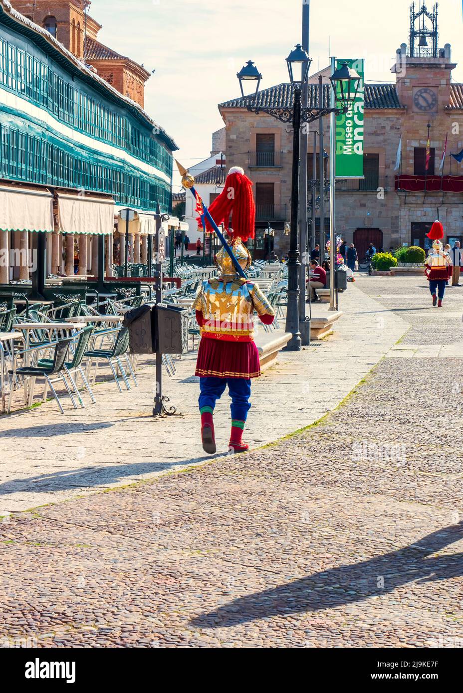 Un membre de la Compagnie romaine d'Almagro se rendant à travers la Plaza Mayor vers le défilé du dimanche de Pâques le dimanche des palmiers Banque D'Images