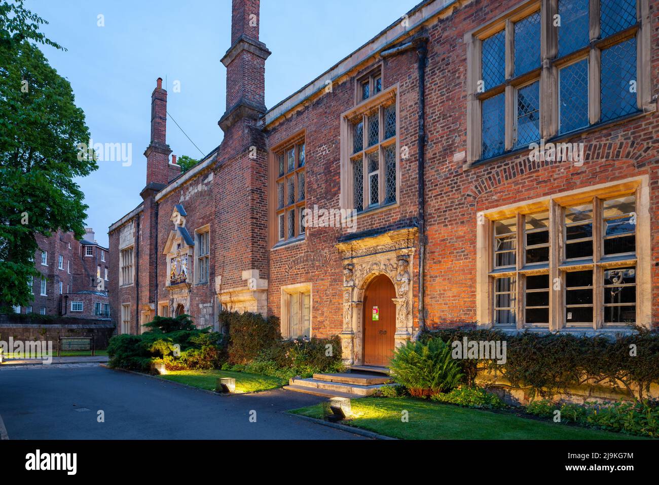 La nuit tombe au Département d'archéologie de l'Université York, York, Angleterre. Banque D'Images