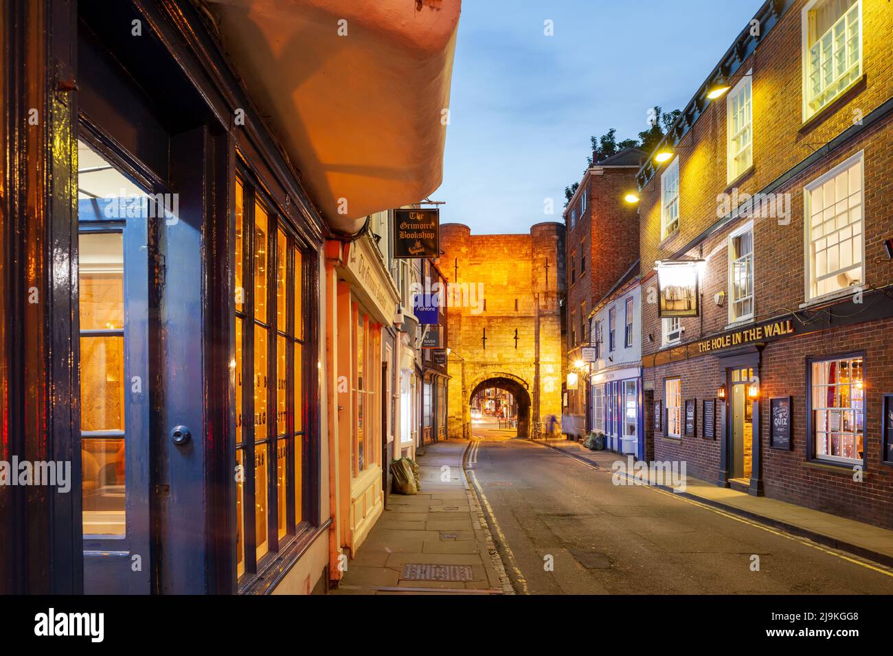 Soirée au High Petergate dans le centre-ville de York, Angleterre. Banque D'Images