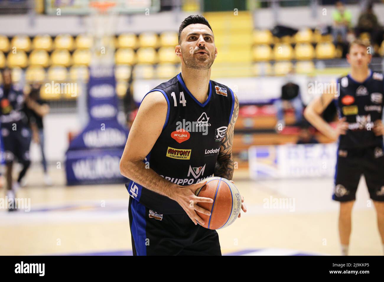 Braian Sacchetti (# 14 Treviglio) pendant Reale MutuaTorino Panier vs Gruppo Mascio Treviglio panier série A2 2021-2022 LBA Banque D'Images
