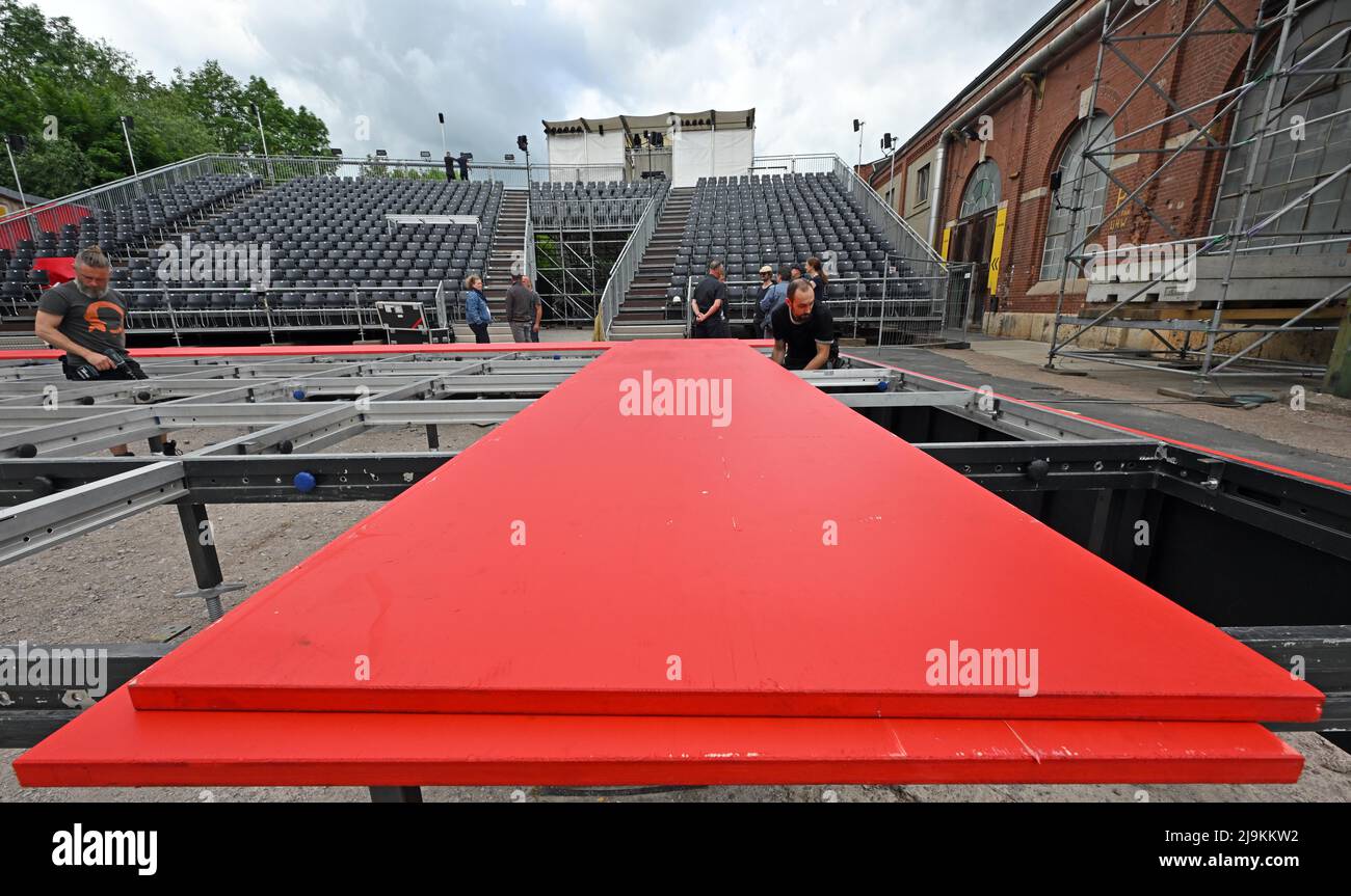 Weimar, Allemagne. 24th mai 2022. La scène du théâtre d'été du Théâtre national allemand sera mise en place sur le terrain de l'ancienne centrale électrique de Weimar. Du 17 juin au 15 juillet, la pièce de Friedrich Schiller 'The Robbers' sera présentée en un total de 19 représentations en plein air. Credit: Martin Schutt/dpa/Alay Live News Banque D'Images