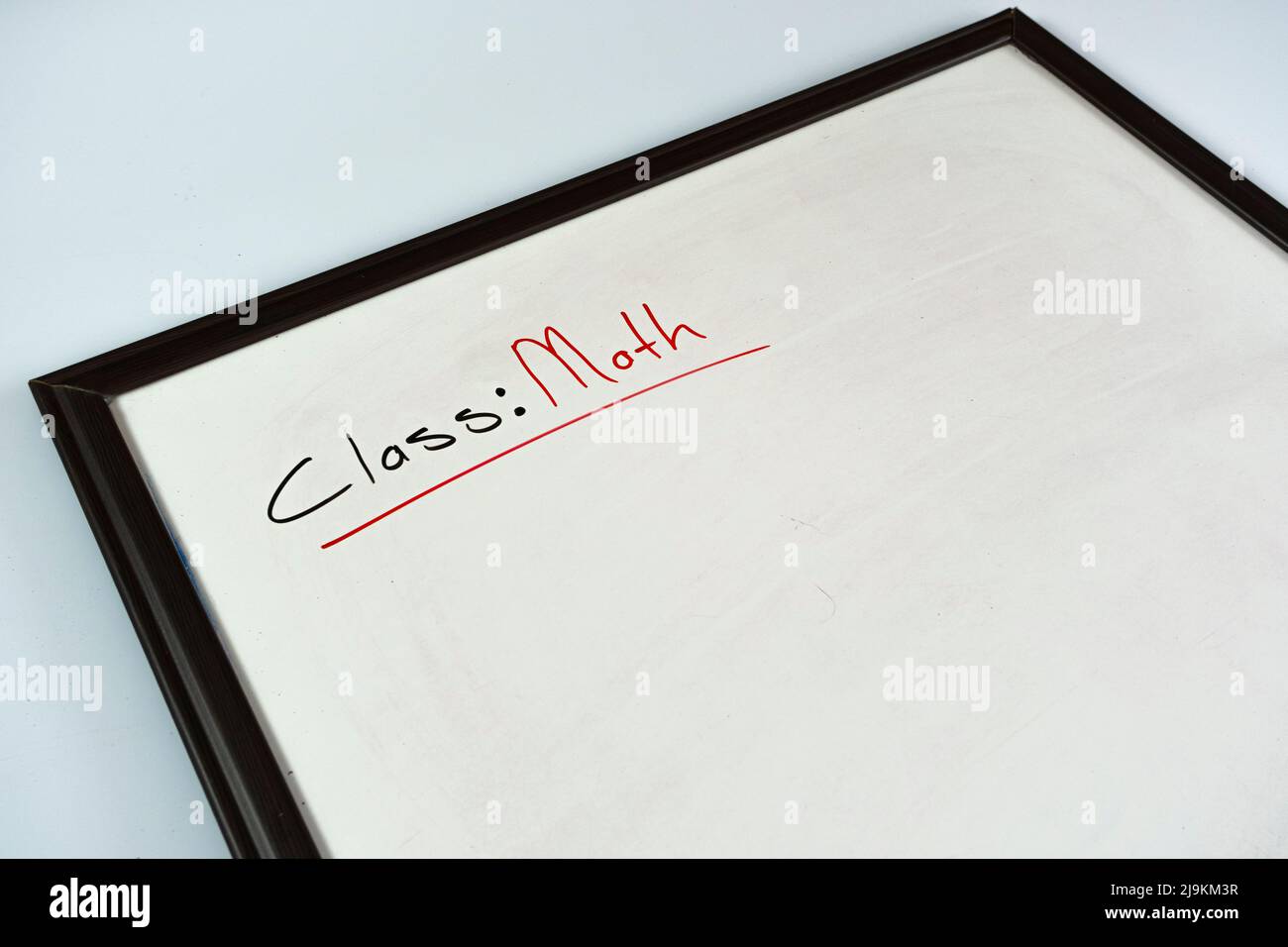 Mathématiques de classe avec marqueur de couleur rouge noir sur tableau blanc, tableau blanc scolaire, idée d'école primaire, vue assise, espace de copie Banque D'Images