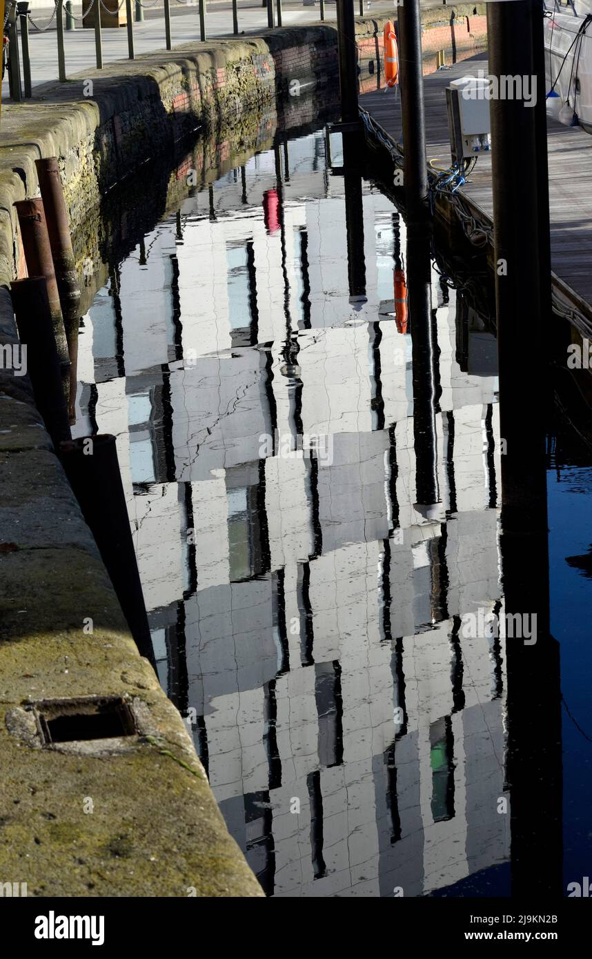 reflet de l'université du bâtiment suffolk dans la marina d'ipswich, suffolk, angleterre Banque D'Images