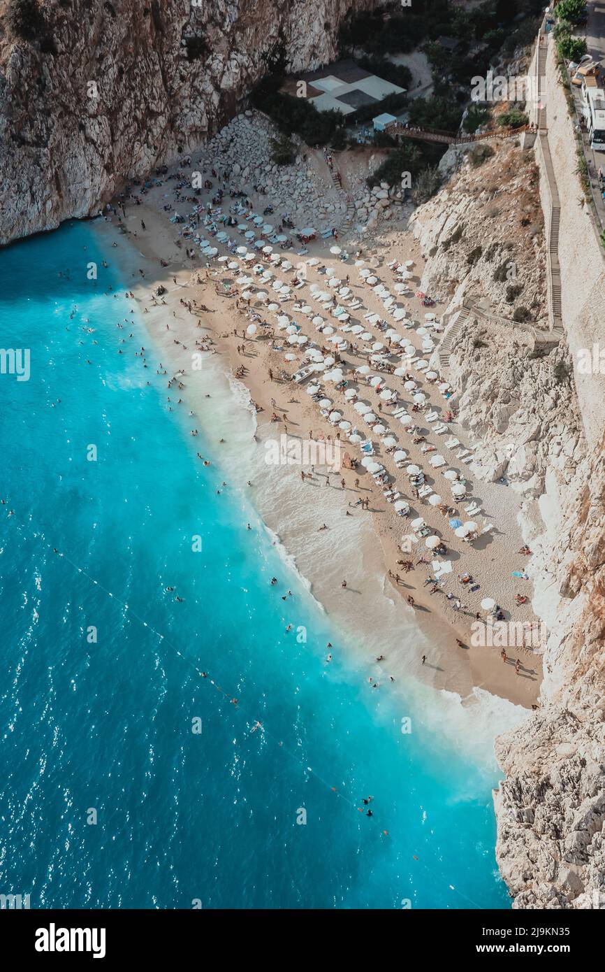 Paysage aérien de touristes à la plage de Kaputas à Kas Turquie plein de parasols blancs lors d'une chaude journée ensoleillée d'été avec de l'eau turquoise Banque D'Images