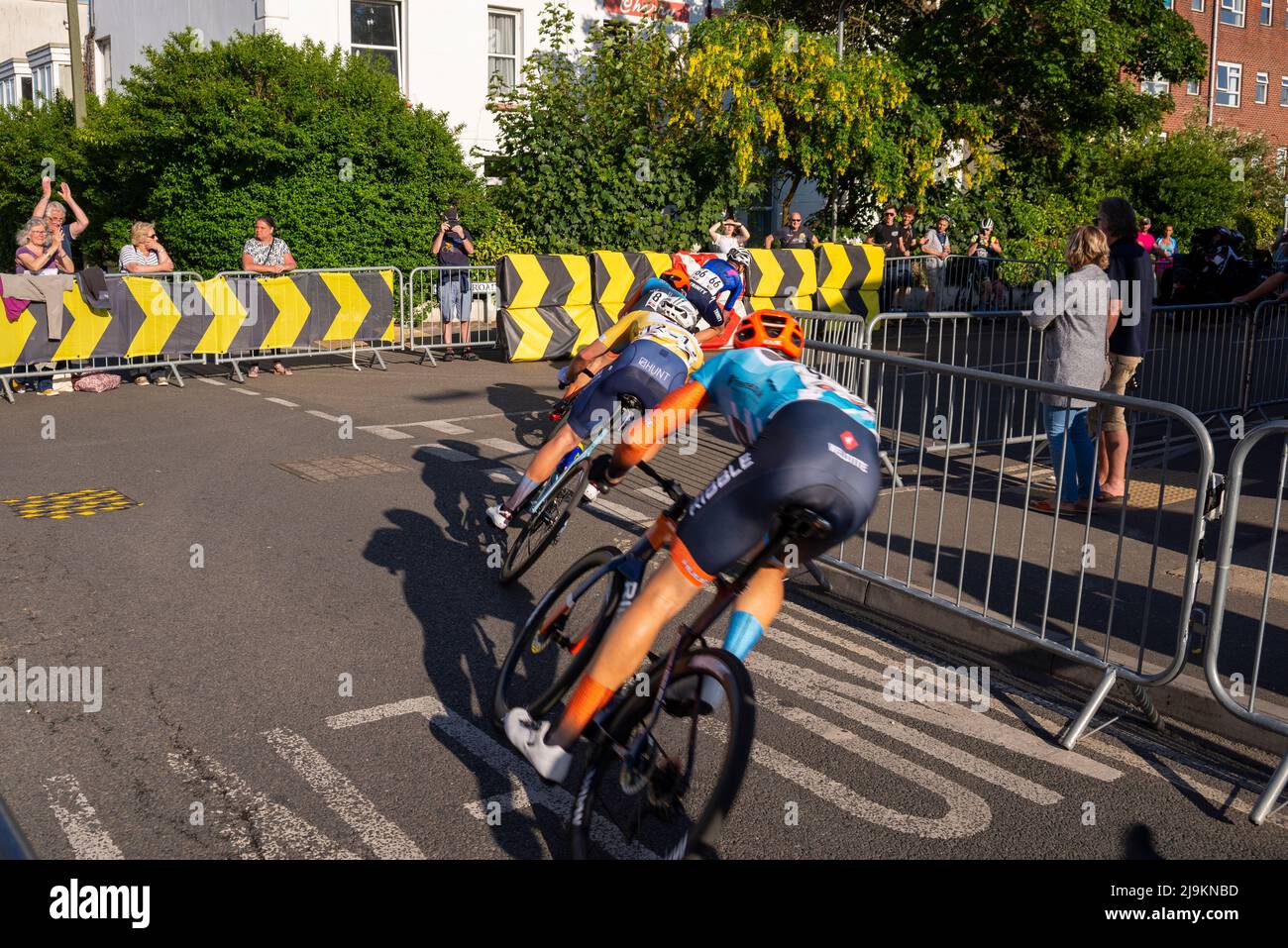 Les cyclistes qui font la course sur route de la série Sportsbreaks Tour se dispucent le cinquième tour à Clacton on Sea, Essex, Royaume-Uni. La course de rue de critérium prend un virage serré Banque D'Images