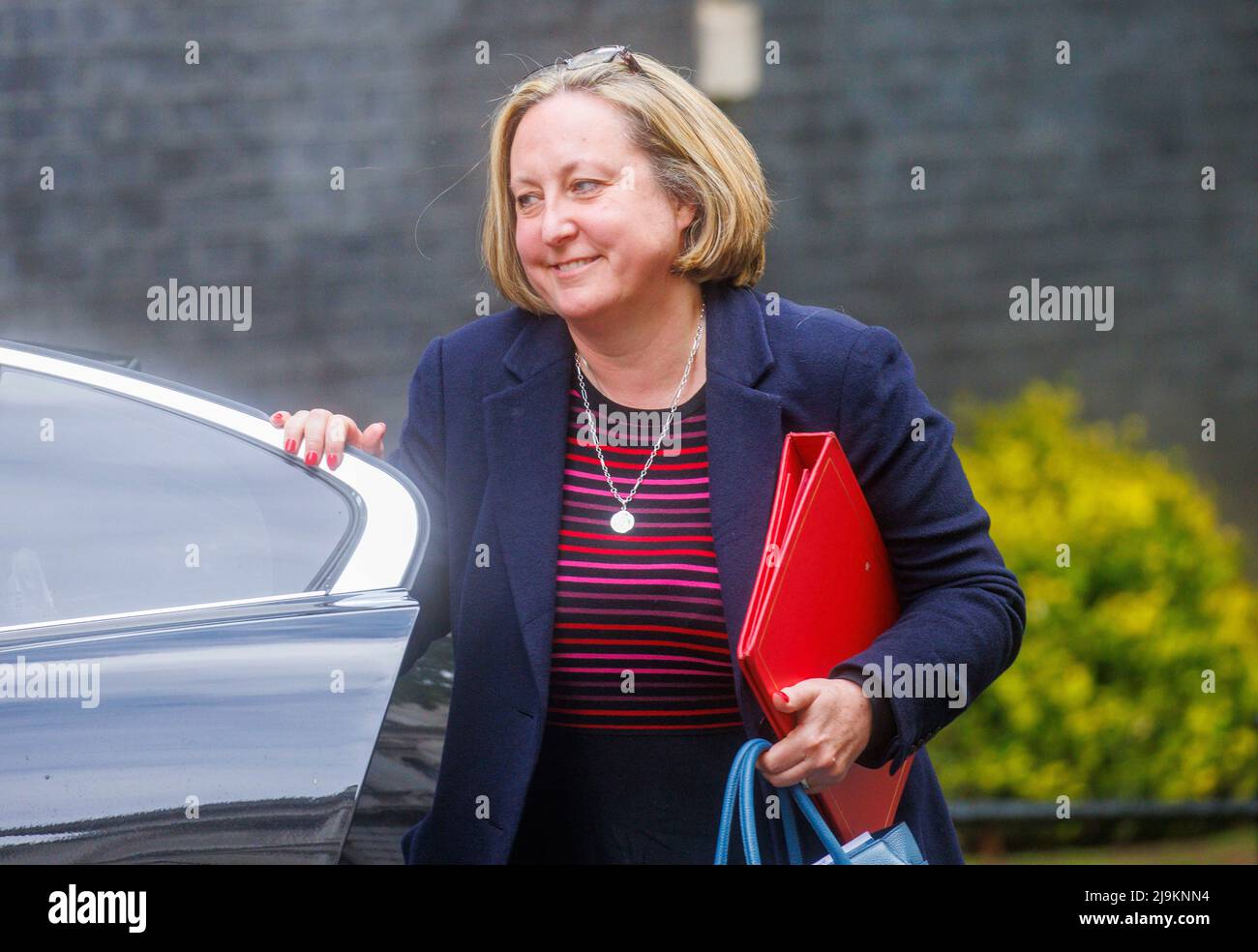 Londres, Royaume-Uni. 24th mai 2022. Anne-Marie Trevelyan, secrétaire d'État au Commerce international et présidente de la Chambre de commerce, arrive à la réunion du Cabinet. Le gouvernement est sous pression avec l'apparition de nouvelles photos du premier ministre qui boit. Crédit : Mark Thomas/Alay Live News Banque D'Images