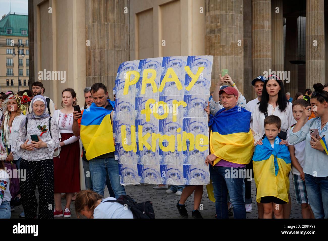 Impressionen : 'prier pour l'Ukraine' - démonstration ukrainischer Muetter mit ihren Kindern gegen die russische invasion der Ukraine, 19. Mai 2022, Berli Banque D'Images