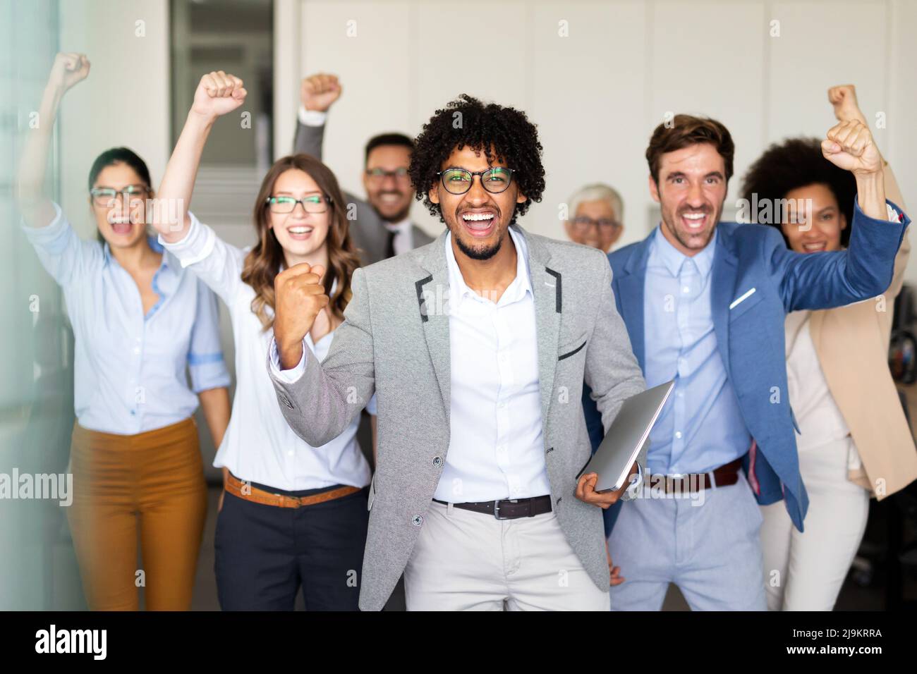 Groupe de succès composé d'entrepreneurs multiethniques et de gens d'affaires qui atteignent des objectifs dans le bureau d'entreprise Banque D'Images