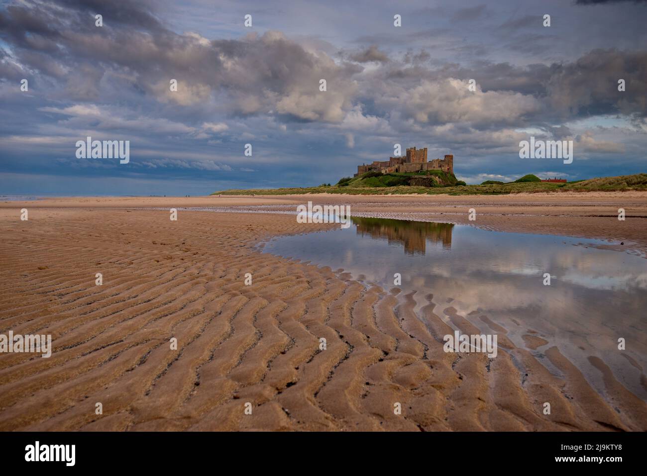 La plage, le château de Bamburgh sur la côte de Northumberland. Banque D'Images