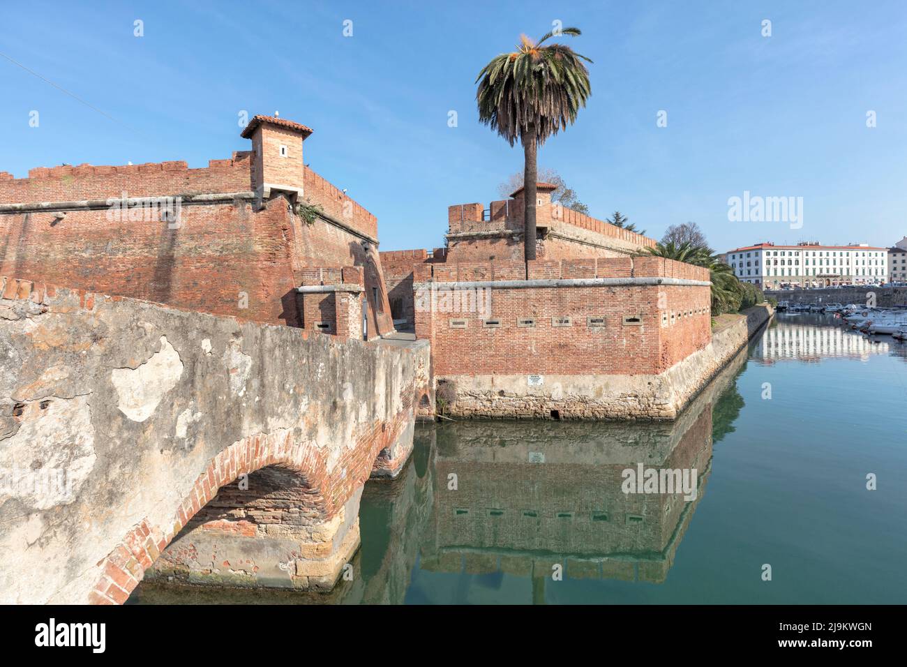 Fortezza Nuova, forteresse achevée en 1604, à Scali della Fortezza Nuova, entourée de bateaux dans le canal historique, Livourne, Toscane, Italie Banque D'Images