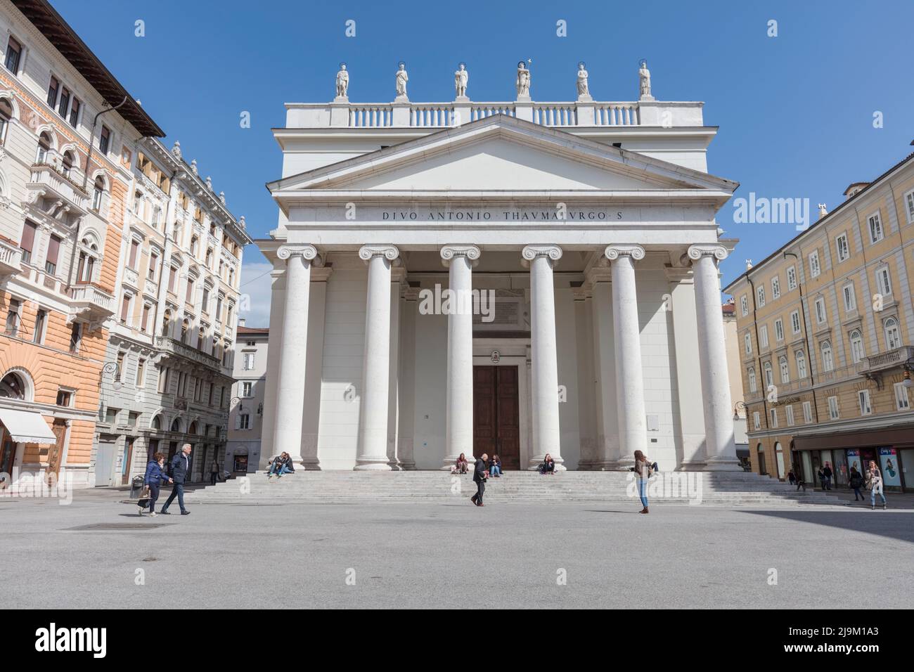 Église néo-classique Sant Antonio Taumaturgo du 19e siècle - église St Antonio avec Piazza san't Antonio Nuvo place au premier plan. Trieste. Banque D'Images