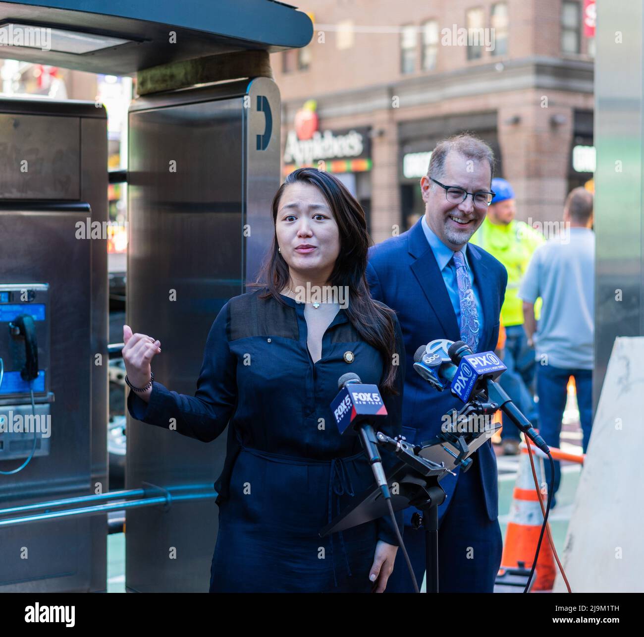 23 mai 2022, New York City, New York, États-Unis: NYC a retiré les derniers téléphones publics payants ce matin. Les téléphones payants étaient au coin de 7th Avenue et 49th Street dans Midtown Manhattan, la ville a commencé à supprimer les téléphones payants en 2015 et aux remplacer par des points d'accès WiFi LinkNYC. (Image de crédit : © Steve Sanchez/Pacific Press via ZUMA Press Wire) Banque D'Images