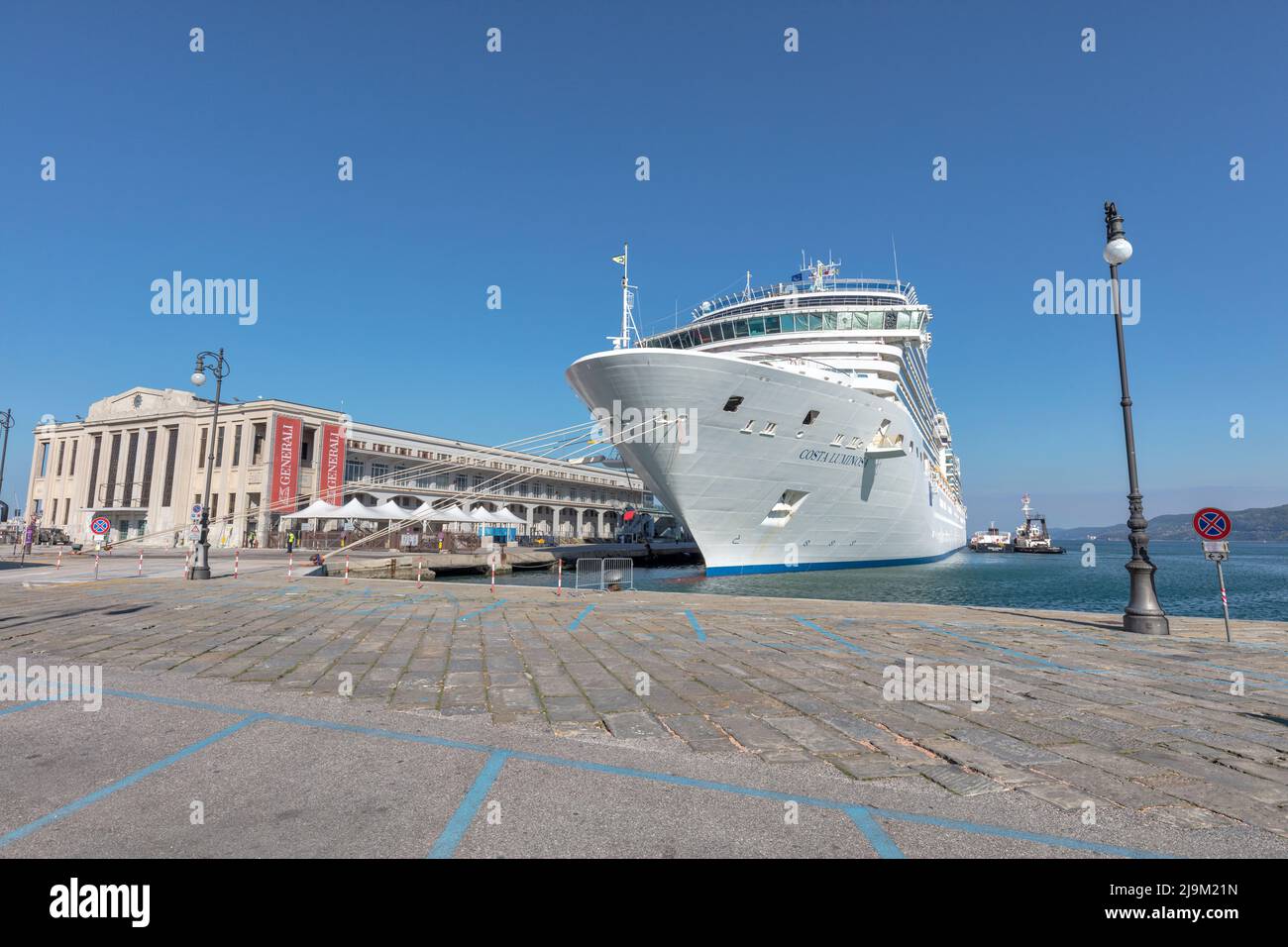 Bateau de croisière Costa Luminosa amarré au terminal de croisière dans le port de Trieste vu de la promenade Riva del Mandracchio sur le front de mer Banque D'Images
