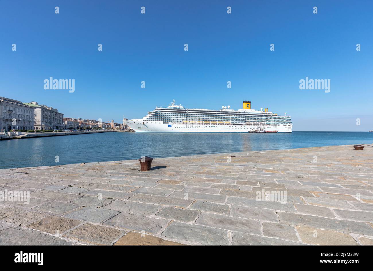 Bateau de croisière Costa Luminosa amarré dans le port de Trieste vu de la jetée en pierre de Molo Audace Banque D'Images