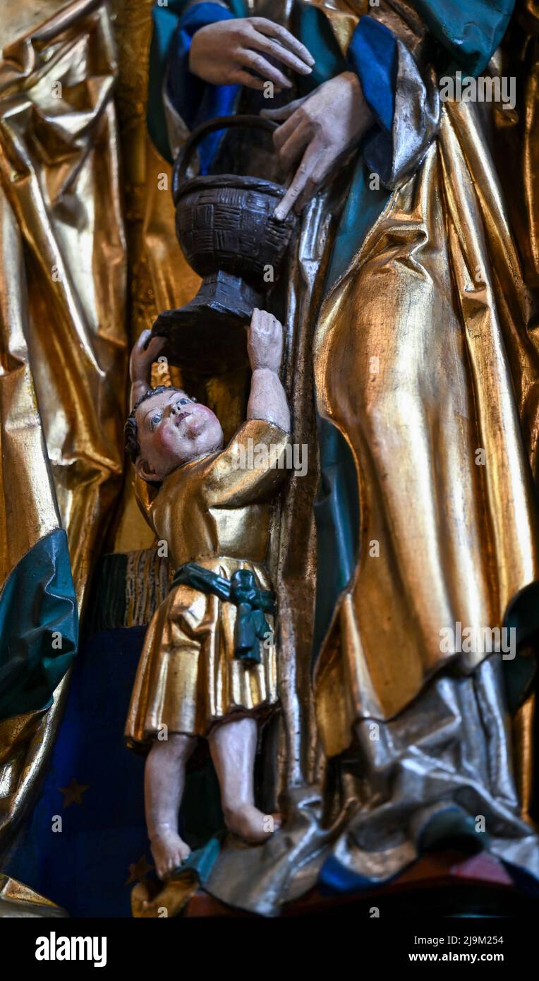 24 Mai 2022, Saxe-Anhalt, Köthen: La scène d'un garçon avec un panier sur la robe de Saint Dorothea est représentée sur le côté jour de la fête du haut autel gothique tardif dans l'église protestante de Saint Agnus à Köthen. L'autel d'une valeur historique d'art avec des éléments néo-gothiques a été somptueusement restauré et est maintenant de retour à sa place d'origine dans l'église rénovée. Le travail vient d'un atelier d'Allemagne centrale et remonte aux alentours de 1510. Vraisemblablement, l'autel se trouvait à l'origine dans la cathédrale de Merseburg et vint ensuite à Köthen. Est représenté l'adoration de l'Eucharistie ainsi que des scènes des Tes anciennes Banque D'Images