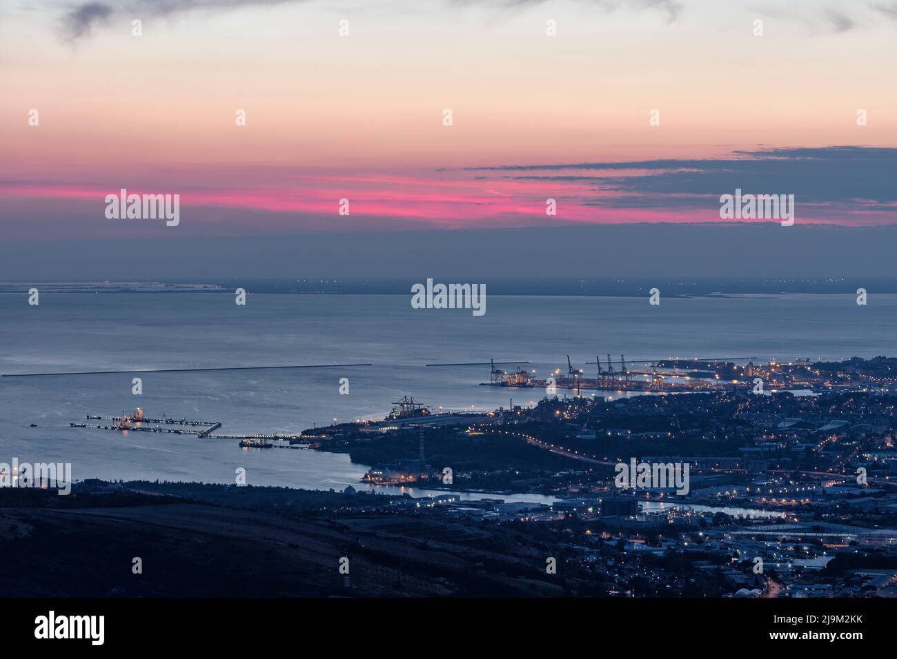 Ville portuaire historique de Trieste et Adriatique au coucher du soleil, crépuscule vu du château de San Servolo (Grad Socerb dans le plateau Karst Slovénie. Trieste. Banque D'Images