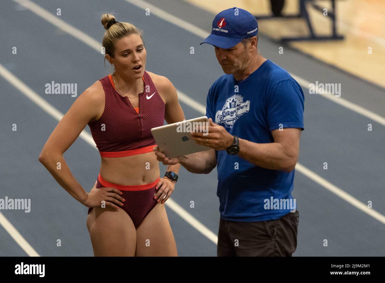 (Windsor, Canada---21 mai 2022) Alysha Newman parle avec l'entraîneur Doug Wood en compétition dans la voûte du pôle d'élite au Cl Invitational Johnny Loaring 2022 Banque D'Images