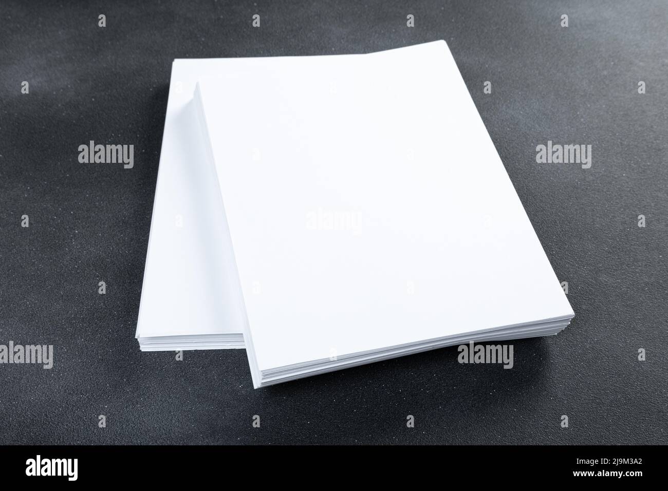 Prospectus vierge de A4 affiches isolé sur gris pour remplacer votre maquette Banque D'Images