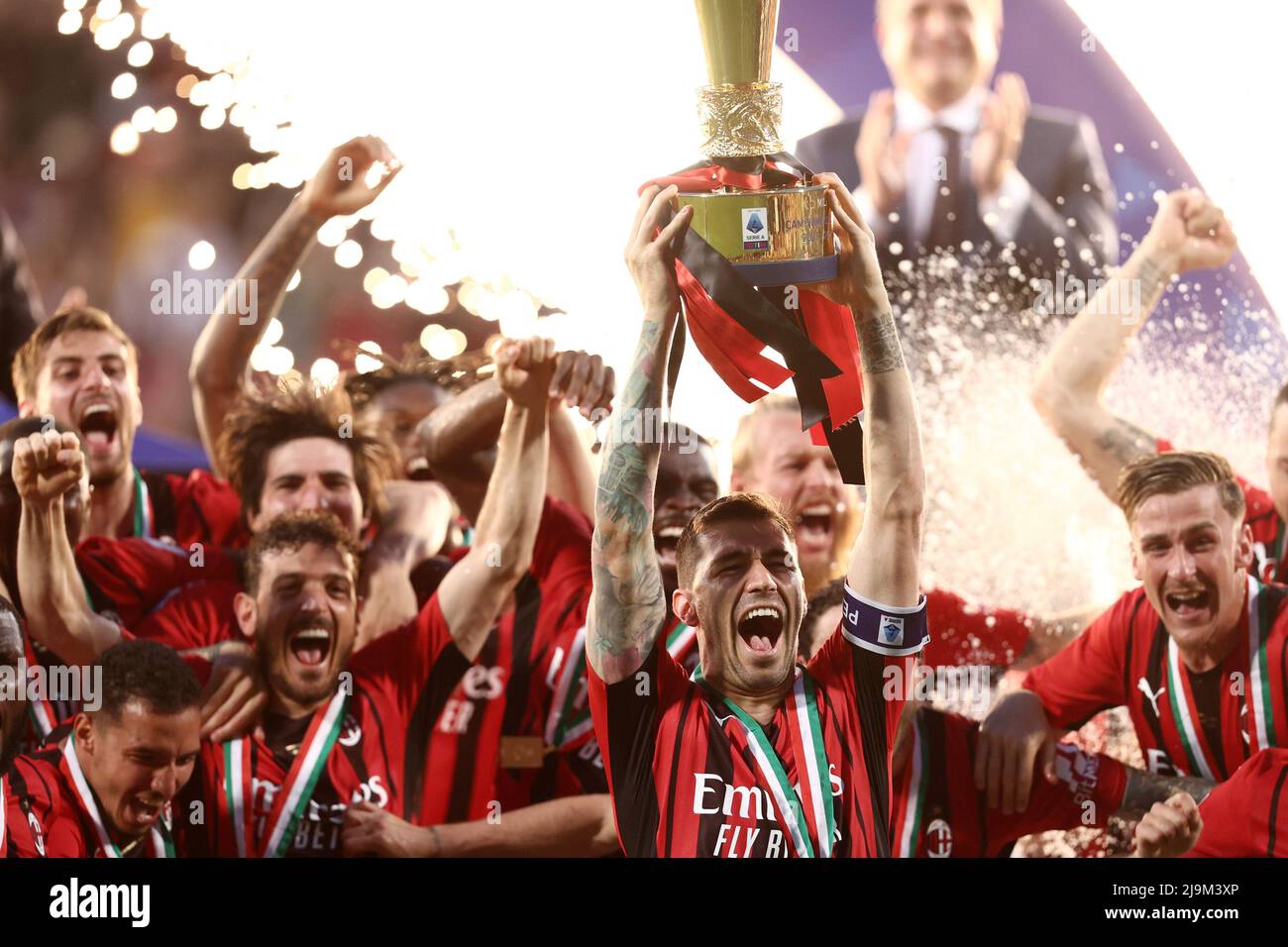 Stade MAPEI, Reggio Emilia, Italie, 22 mai 2022, Alessio Romagnoli (AC Milan) célèbre la levée du trophée après avoir remporté le championnat série A t Banque D'Images