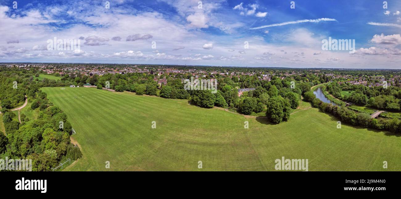 Neilson Recreation Ground avec River Ember sur la droite et River Mole caché dans les arbres, avec les gratte-ciel de Londres visibles à l'horizon. East Molesey, Surrey, Angl Banque D'Images