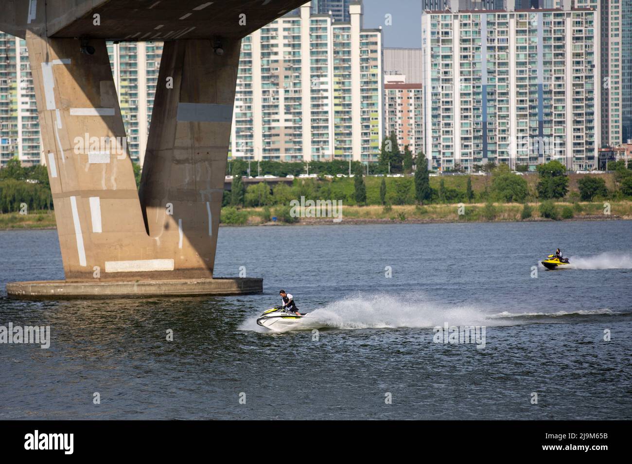 Séoul, Corée du Sud. 24th mai 2022. Les gens se refroidissent au parc Yeouido Hangang à Séoul, Corée du Sud, le 24 mai 2022. Crédit : Wang Yiliang/Xinhua/Alay Live News Banque D'Images