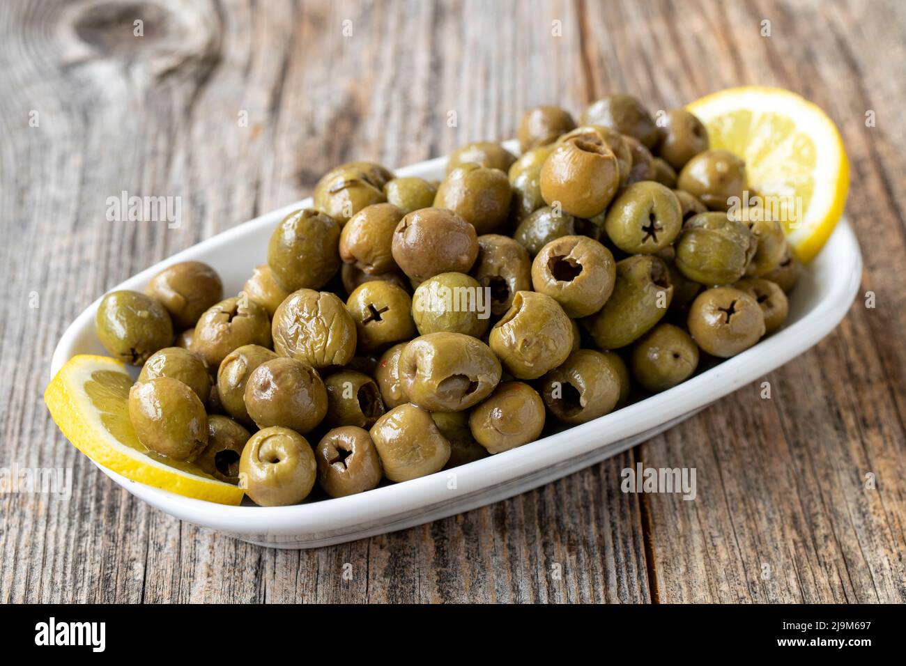 Olive verte. Olive naturelle sur fond de parquet. Alimentation saine. Gros plan Banque D'Images