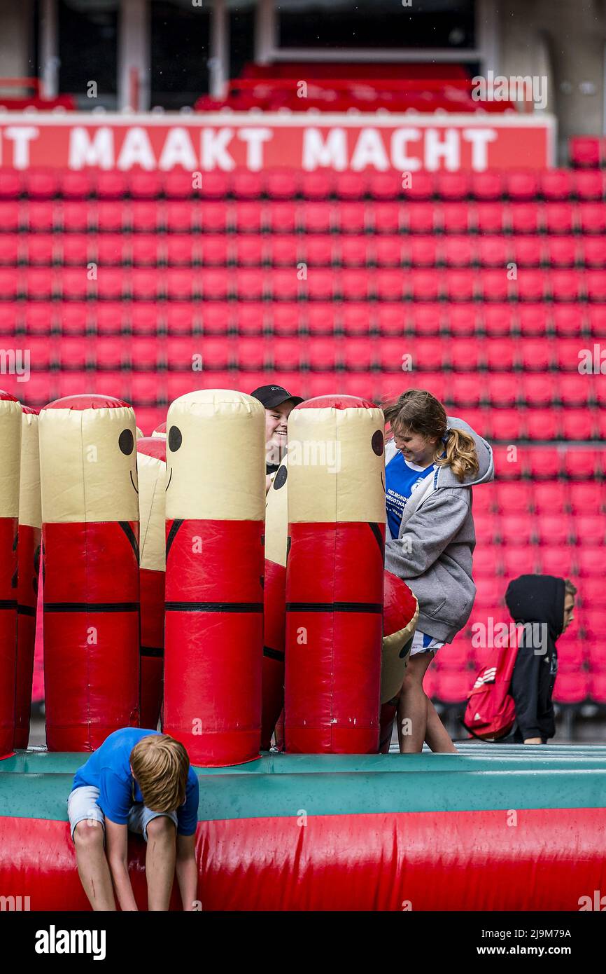 2022-05-24 14:03:28 EINDHOVEN - enfants ukrainiens dans le stade Philips. Les enfants ont été accueillis après la finale de la PSV Brainport Scholenchallenge afin qu'ils puissent jouer au sport et aux jeux pendant un après-midi. ANP ROB ENGELAR pays-bas sortie - belgique sortie Banque D'Images