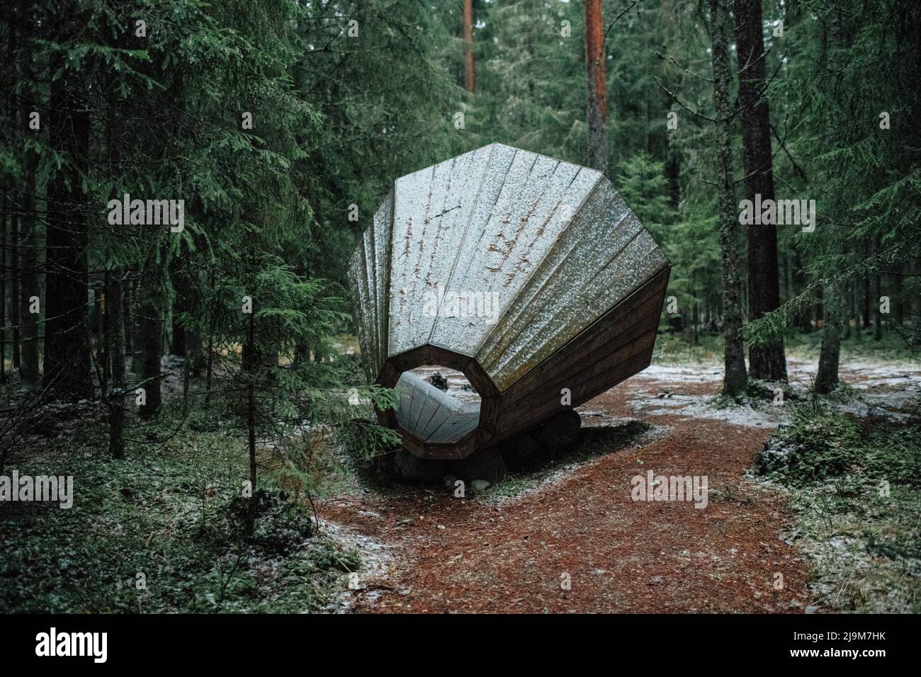 De gigantesques mégaphones en bois amplifient les sons de la forêt à Pähni, dans le comté de Võru, en Estonie. Les mégaphones forestiers sont une installation composée de trois mégaphones géants en bois où les sons de la nature peuvent être écoutés de manière amplifiée. Banque D'Images