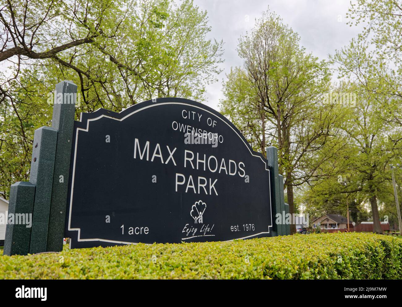 Un panneau Max Rhoads Park attend d'être changé dans le nouveau parc Moneta sleet Jr. Le dimanche 24 avril 2022 à Owensboro, comté de Daviess, KY, ÉTATS-UNIS. Initialement nommé 7th et Walnut Street Park en 1976, le parc de 1,21 hectares du quartier nord-ouest d'Owensboro a été renommé Max Rhoads Park en mars 1982 pour honorer l'employé de longue date de la ville Max N. Rhoads, Puis rebaptisé Moneta sleet Jr. Park en avril 2022 pour honorer le photojournaliste qui a grandi dans le même quartier et est devenu le premier Black nommé récipiendaire d'un prix Pulitzer pour le journalisme. (Photo APEX MediaWire par Billy Suratt) Banque D'Images