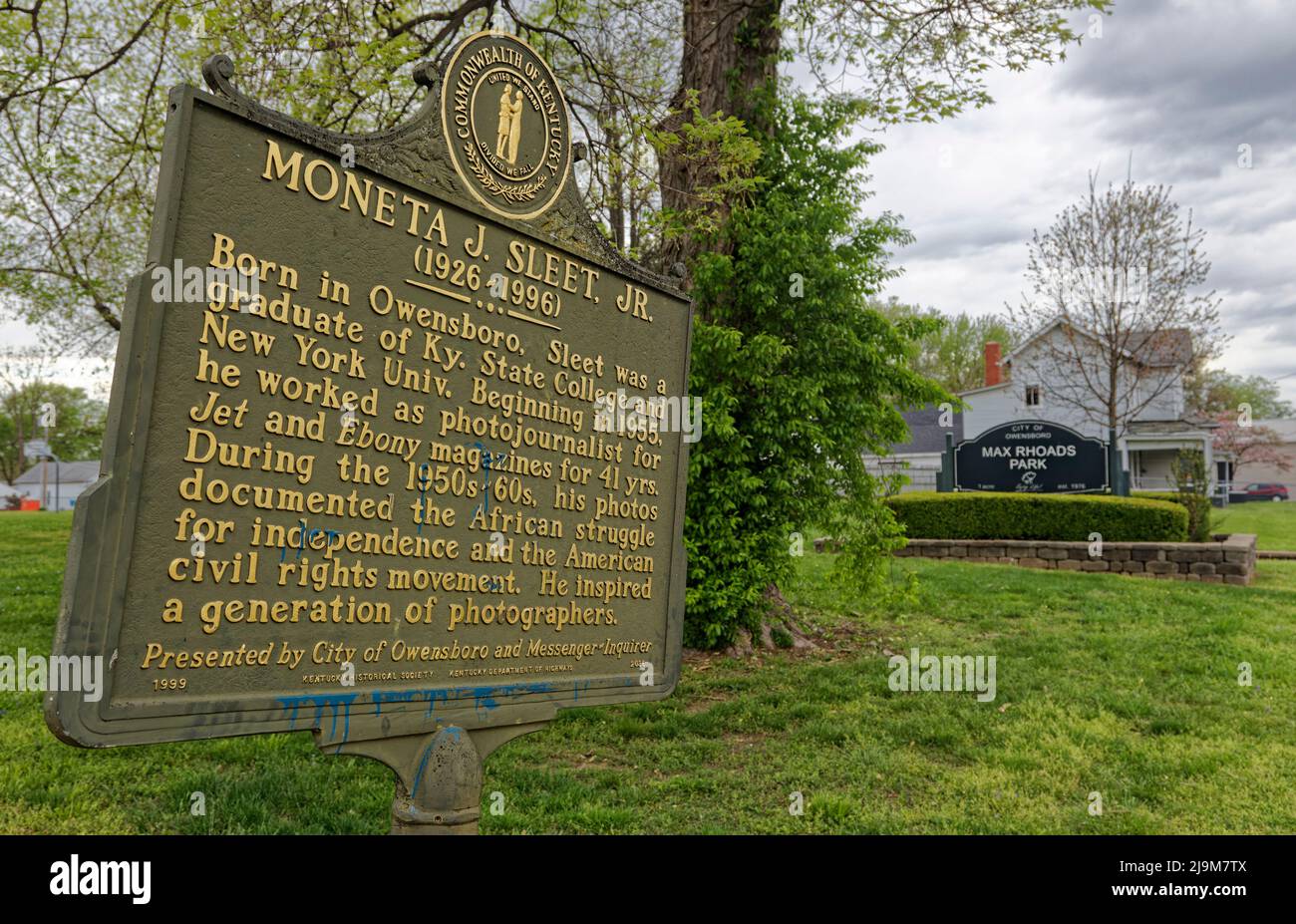 Un marqueur historique du Kentucky placé en 1999 commémore la vie et la carrière de la photojournaliste Moneta J. sleet Jr. Dans le tout nouveau parc Moneta sleet Jr., le dimanche 24 avril 2022 à Owensboro, comté de Daviess, KY, ÉTATS-UNIS. La commission municipale a rebaptisé Max Rhoads Park en l'honneur du sleet, un natif d'Owensboro qui a grandi dans le quartier près du parc et est devenu le premier Black nommé lauréat d'un prix Pulitzer pour le journalisme en 1969. (Photo APEX MediaWire par Billy Suratt) Banque D'Images