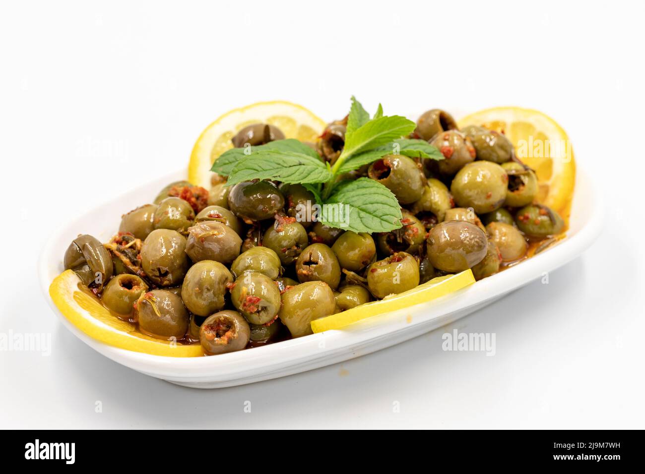 Vert olive. Olives avec sauce spéciale fond blanc isolé. Alimentation saine. Gros plan Banque D'Images