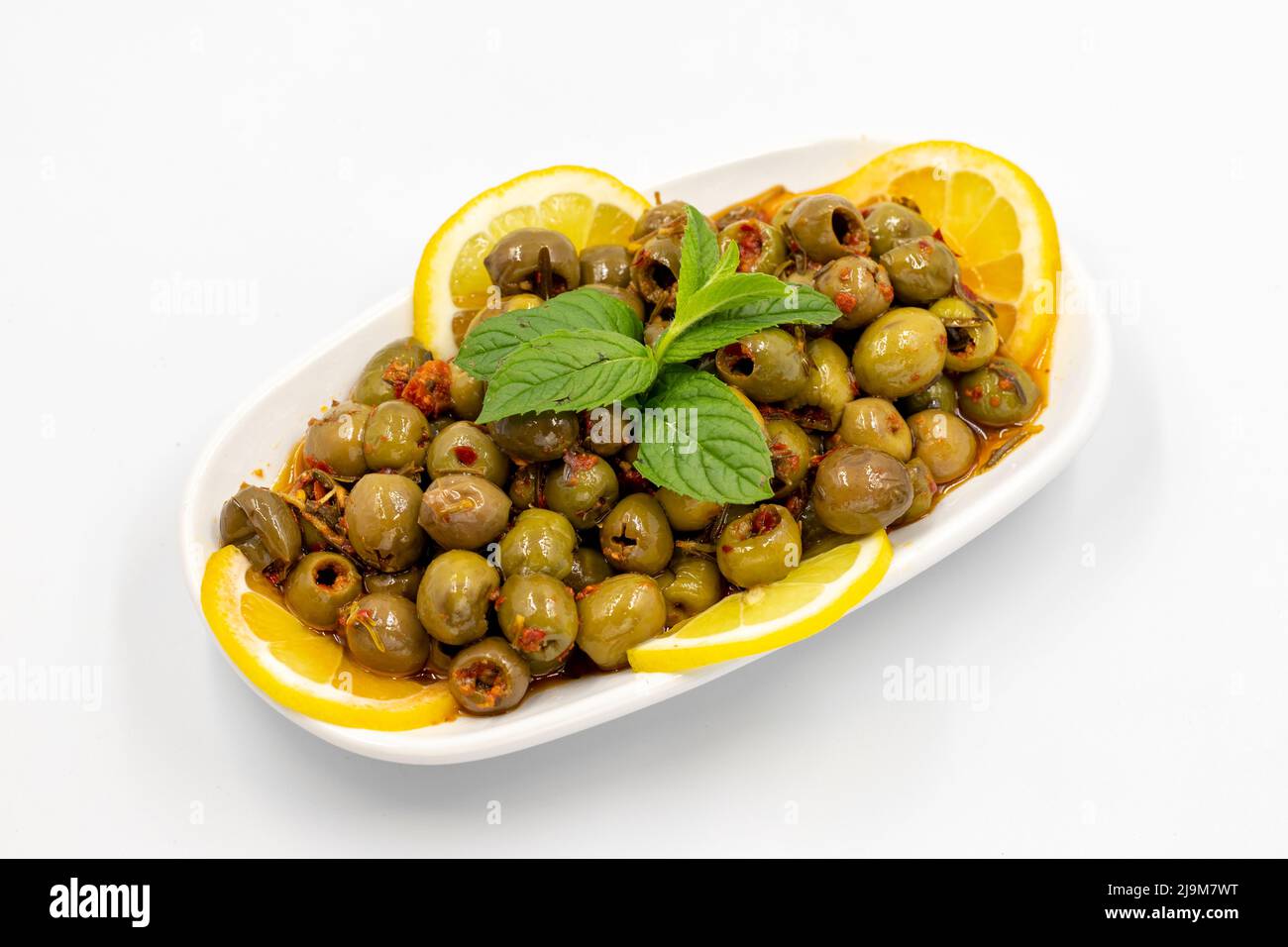 Vert olive. Olives avec sauce spéciale fond blanc isolé. Alimentation saine. Gros plan Banque D'Images