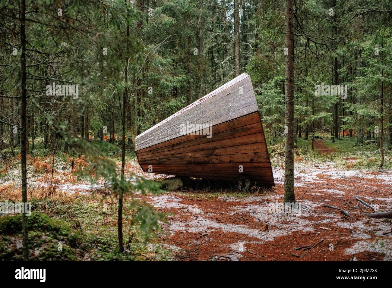 De gigantesques mégaphones en bois amplifient les sons de la forêt à Pähni, dans le comté de Võru, en Estonie. Les mégaphones forestiers sont une installation composée de trois mégaphones géants en bois où les sons de la nature peuvent être écoutés de manière amplifiée. Banque D'Images