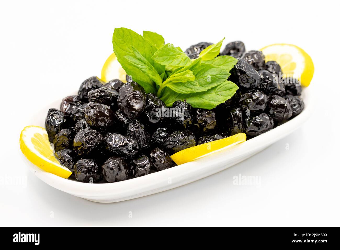 Olive noire. Olive noire naturelle sur fond blanc isolé. Alimentation saine. Gros plan Banque D'Images
