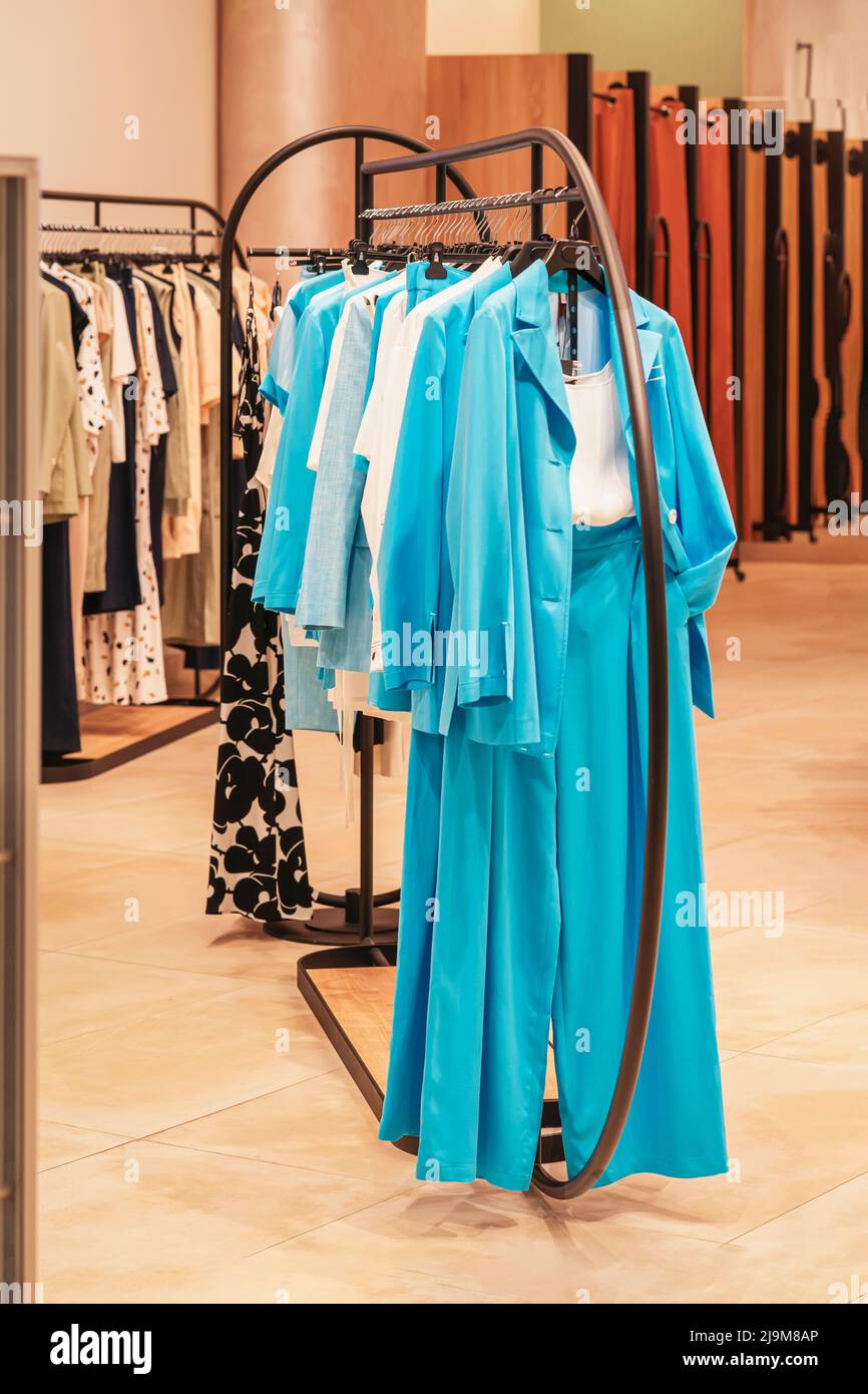 Vêtements élégants pour femmes sur cintres dans la salle d'exposition.  Assortiment moderne. Concept de mode et de shopping Photo Stock - Alamy