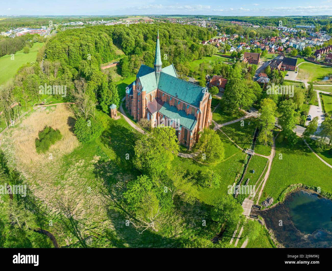 Vue d'ensemble aérienne depuis le bâtiment Minster avec la zone parc à Bad Doberan, Allemagne Banque D'Images
