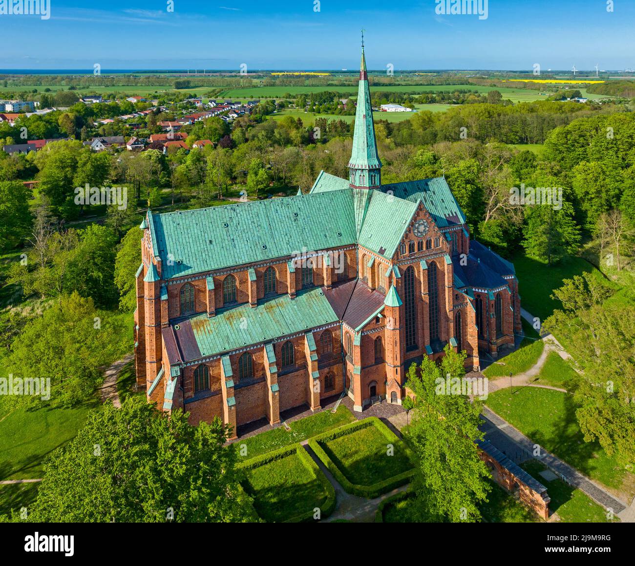 Vue aérienne de la cathédrale de Bad Doberan (Allemagne) depuis le sud Banque D'Images