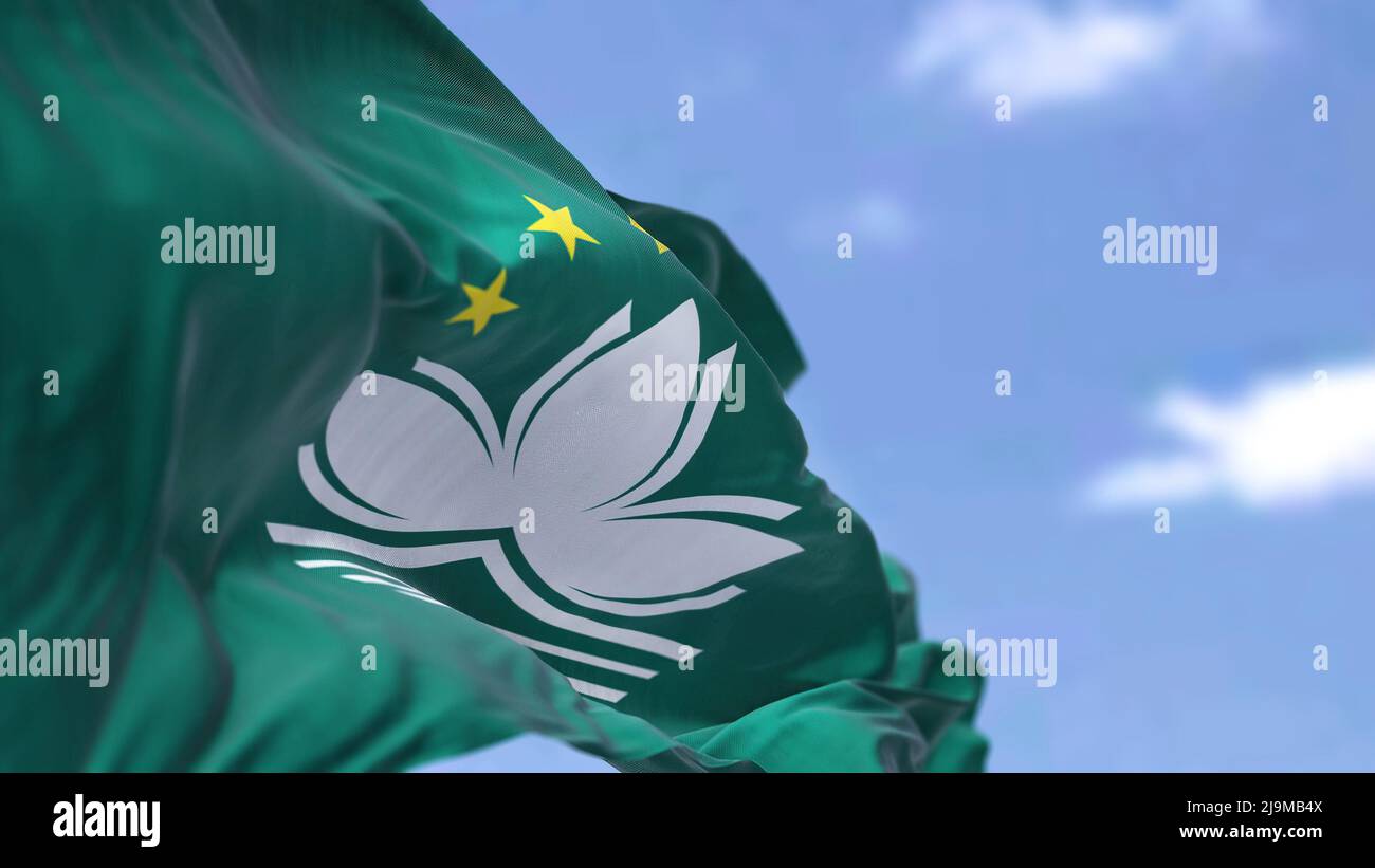 Le drapeau de Macao agitant dans le vent par temps clair. Macao est une ville et une région administrative spéciale de la Chine Banque D'Images