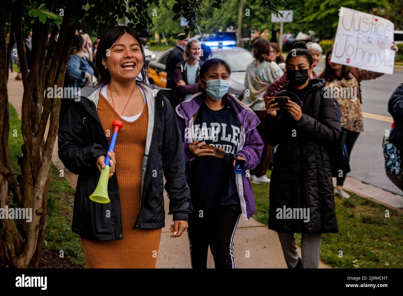 Fairfax, Virginie, États-Unis, 24, 2022 et 2021 mai Les fans de l'acteur américain Johnny Depp applaudissent lorsqu'il arrive au circuit court de Fairfax le 24 mai 2022, 2021 à Fairfax, en Virginie, le procès en diffamation intenté par Depp contre son ancienne femme, l'actrice américaine Amber a entendu, après qu'elle a écrit un op-ed dans le Washington Post en 2018 que, Sans nommer Depp, l'accusé d'abus domestique entre dans la dernière semaine du procès. (Photo de Samuel Corum/Sipa USA) Banque D'Images