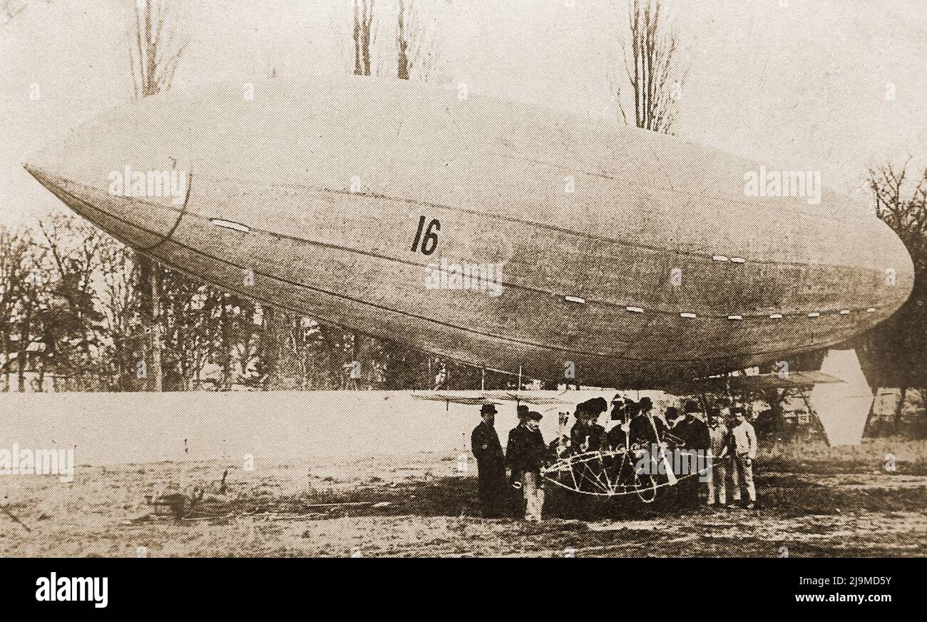 Une photographie ancienne du petit ballon à essence de 1st (1898) le brésilien SANTOS DUMONT numéro 16, nommé d'après son inventeur, Alberto Santos Dumont ( 1873 — 1932) un aéronautique et sportif brésilien. - Uma fotografia inicial do 1º pequeno balão movido a gasolina (1898) no SANTOS DUMONT número 16, em homenagem ao seu inventeur, Alberto Santos Dumont ( 1873 - 1932) auta e esportista brasileiro, - Uma fotografia inicial do 1º pequeno balão movido a gasolina (1898) o brasileiro SANTOS DUMONT número 16 inventado por Alberto Santos Dumont (1873 - 1932) um aéronautique e desportista . Banque D'Images