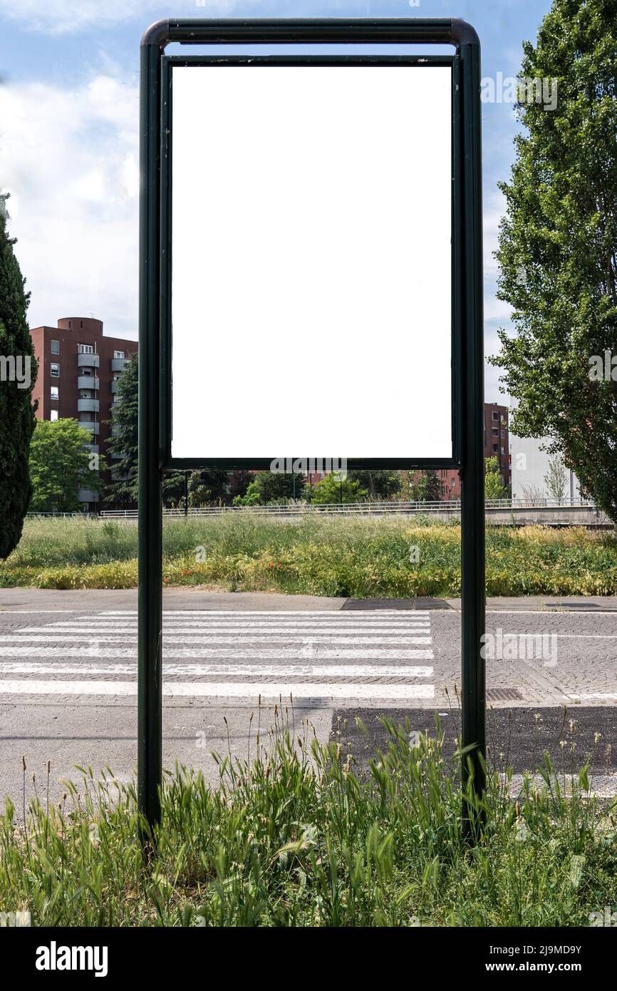 grand panneau d'affichage vierge dans la rue avec espace de copie pour la publicité Banque D'Images