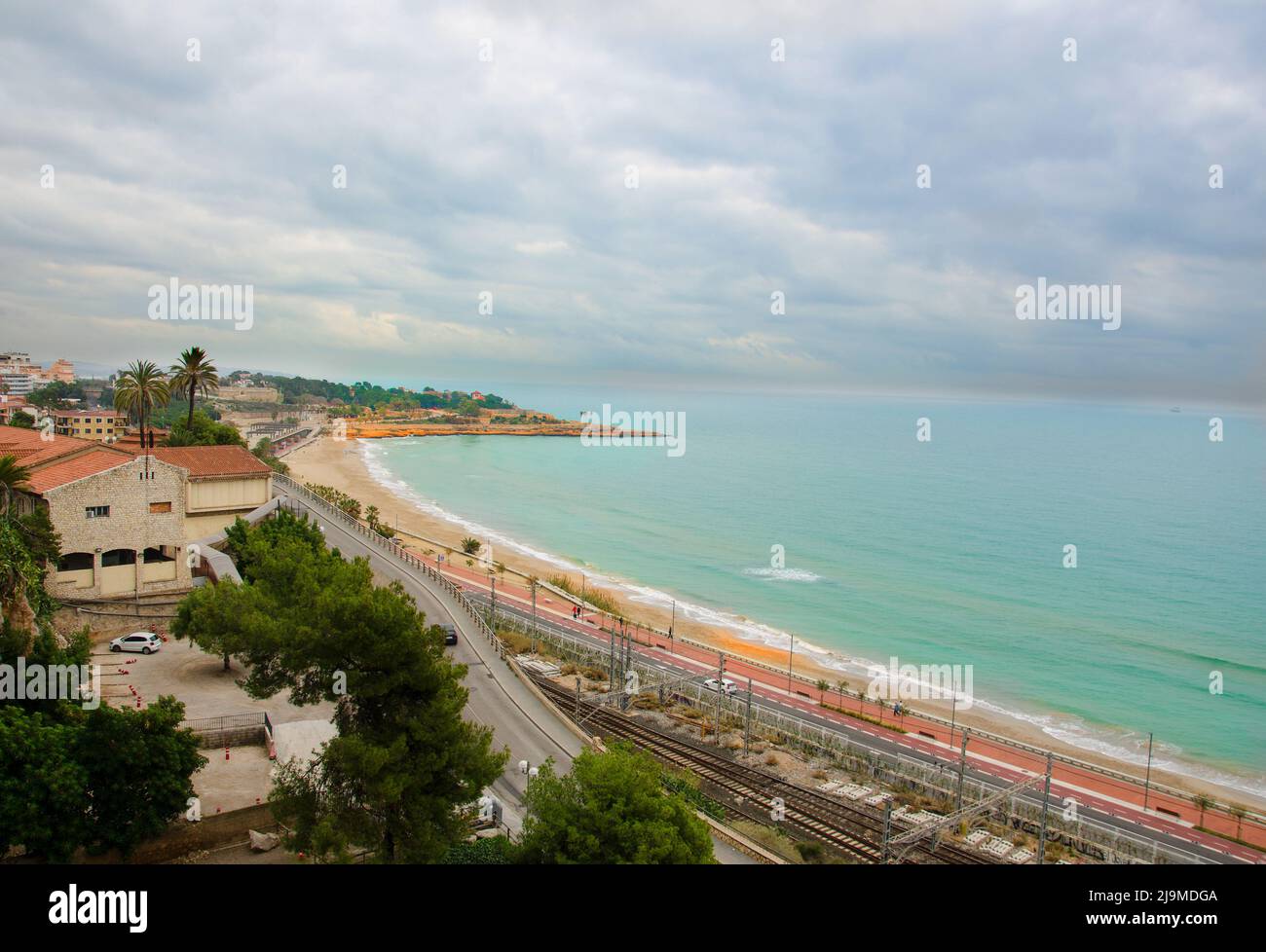 Paysage littoral de la Costa Dorada environs de Salou - mer, plage, palmiers et toits de maisons carrelés, vue sur avec balcon méditerranéen Banque D'Images