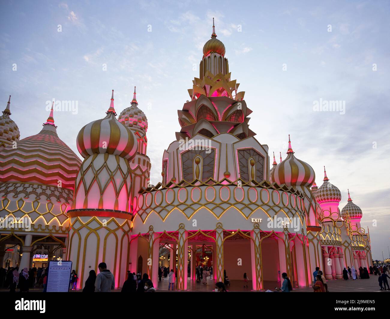 L'entrée principale sur le thème russe du village mondial est une attraction touristique populaire à Dubaï avec des pavillons de pays mondiaux, des boutiques et des restaurants. Banque D'Images